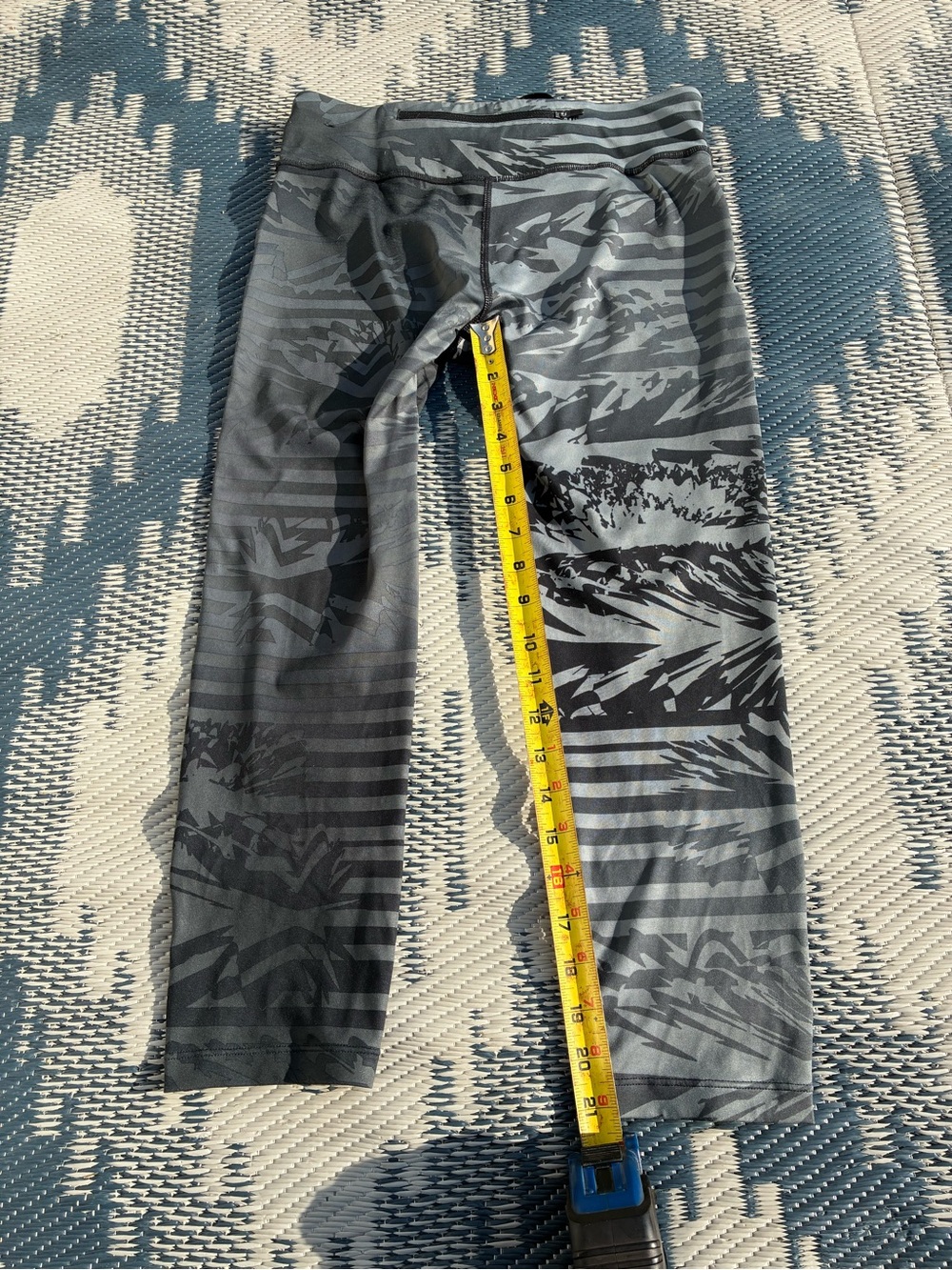 Nike Women's Black & Gray Patterned  Cropped Training Leggings - Picture 7 of 10